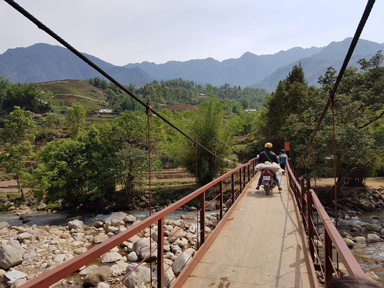 Hängebrücke über den derzeit recht trockenen Fluss