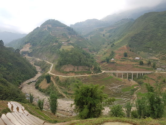 Auf diese Brücke (rechts) hatten wir uns riesig gefreut, hatte sie laut diverser Youtube-Videos lange Zeit keinerlei Geländer. Leider wurde wohl kürzlich laut Song ein Geländer dran gebaut, da viele Leute Angst hatten, sie zu überqueren. 