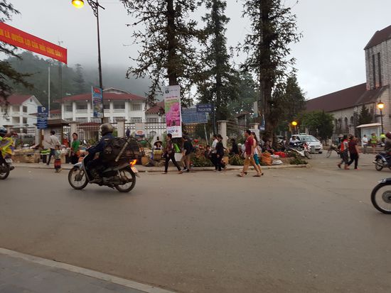 Man erkennt es nicht sooo gut aber in dem Käfig hinten auf dem Motorrad ist ein dickes Schwein (noch lebendig)