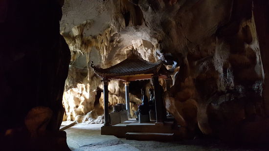 Teile der Bich Dong Pagode mitten im Fels