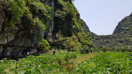 Auf dem Weg zum Eingang der Höhle