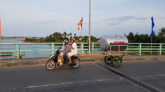 Hier wird einfach alles mit dem Roller transportiert