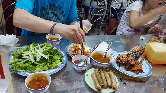 Abendessen im Ba Le Well - kaum Touristen aber Massen an Einhemischen
