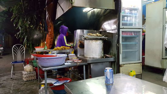 Und so wird hier gegrillt im Ba Le Well - an den unaufgeräumten Eindruck der hiesigen Restaurants haben wir uns schon gewöhnt