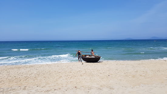 Mit der Nussschale / dem Fischerboot geht es auf See
