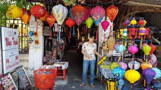 Die Lampionverkäuferin unseres Vertrauens - drei Geschäfte links von Banh Mi Phuong (wir hatten ihr versprochen, Werbung zu machen, wissen jedoch nicht, wie das Geschäft heisst). Wir können sie wirklich weiter empfehlen und ihre Schwester bastelt die Lampions selber.