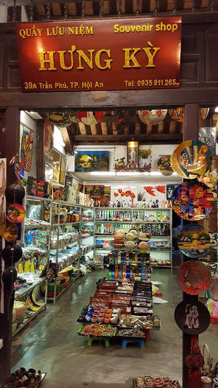 Der Laden für Lackarbeiten unseres Vertrauens - bei dem Wust an aufdringlichen Souvenirverkäufern unser absoluter Lichtblick - und die Preise waren am Ende fair für beide Seiten