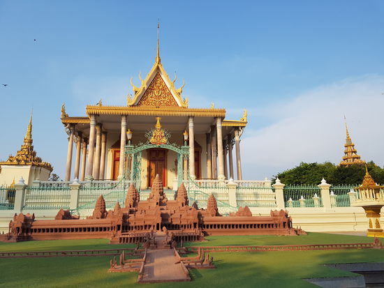 Miniaturmodell des Angkor Wat vor der Silberpagode (die ihren Namen übrigens aufgrund der Farbe ihrer Bodenplatten hat - mit der Fassade hat das nichts zu tun, wie wir feststellen mussten)
