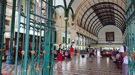 Und selbst im Postamt schaut man auf ein riesiges Gemälde von Bac Ho (Onkel Ho) - ansonsten ist das Postamt richtig schön