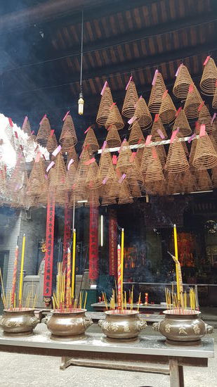 Räucherstäbchen - sogar die Spiralen an der Decke sind Räucherstäbchen