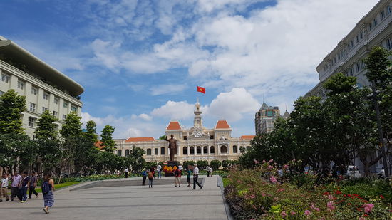 Sitz des Volkskommittees - und vorne winkt Ho Chi Minh mal wieder