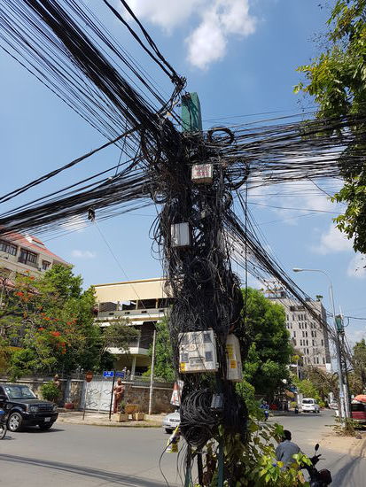 Kabelsalat an jeder Ecke - ein Albtraum eines jeden Elektrikers (oder wie Andreas fragt: Ist das normkonform?)