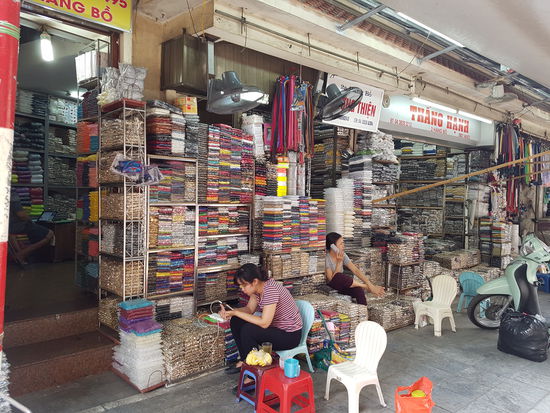 Knopfgeschäft - das sind alles Tüten und Schatullen voll mit Knöpfen - alle ordentlich sortiert