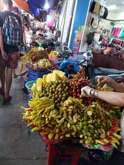 Nachtmarkt Hanoi - wenn man auf dem Foto rechts in das Angebot des Geschäftes schaut erkennt man, dass es in Asien anscheinend nicht nur Wonderbras, sondern auch Wonderpants gibt