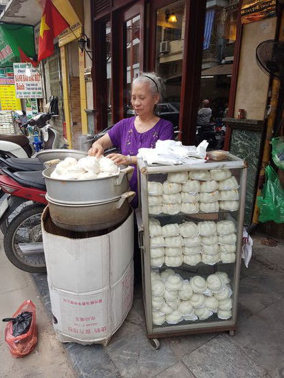 Knödel mit (vermutlich) Reisnudel-Obst (Mango, ...)-Gewürz-Füllung
