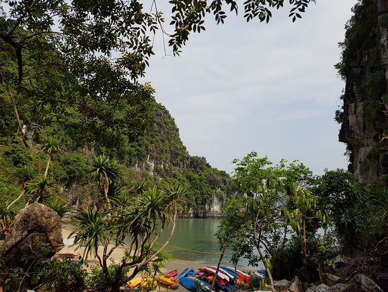 Strand zwischen den Karstfelsen