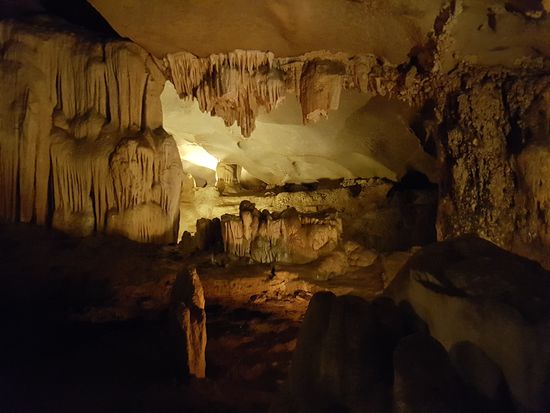 Tropfsteinhöhle im Karstfelsen