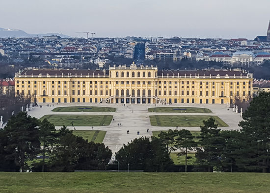 "Schloss Schönbrunn" 
Vorne schön – hinten hässlich. Wie so vieles im Leben 