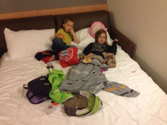 Zur Belohnung dürfen die Mäuse im Kinderbett snacken und Robin Hood gucken