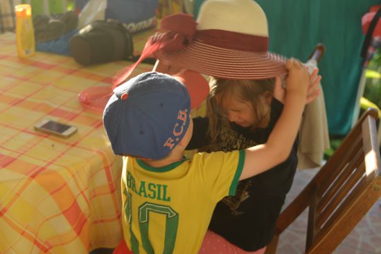 Jannik verkleidet Antonia als Mama