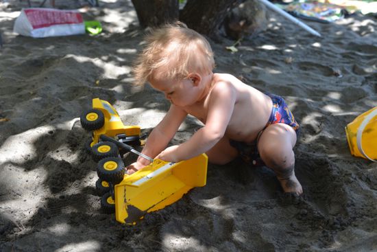 Marlene hilft fleißig mit - auch wenn die anderen das anders sehen