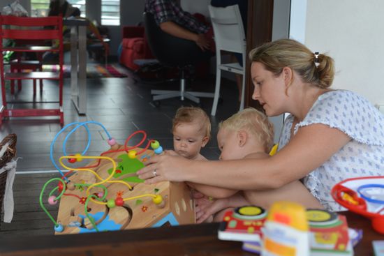 Katie bespielt die Kinder