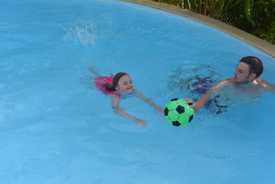 Philipp und Antonia trainieren auf das Seepferdchen