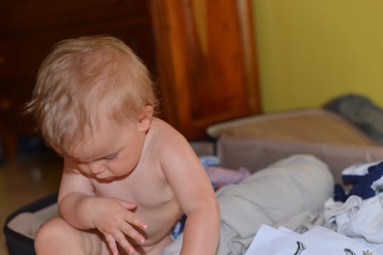 Marlene hilft die Wäsche wegpacken