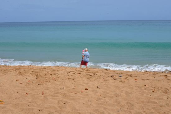 Papa und Baby im Paradies