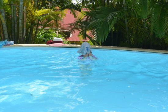 Antonia taucht mit Hut über den Augen
