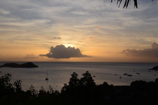 Eine Wolke zum Sonnenuntergang