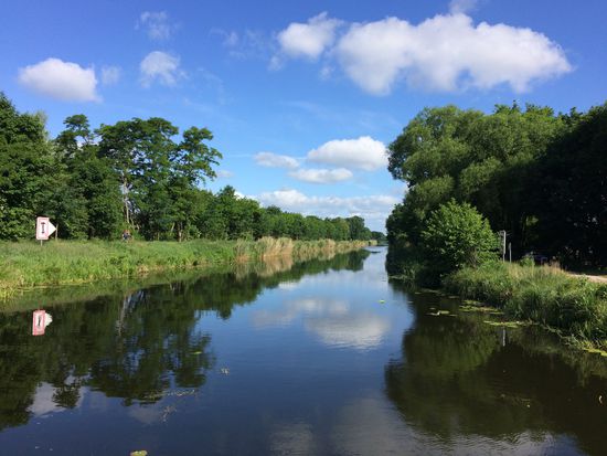 Hier ist der Kanal noch breit...