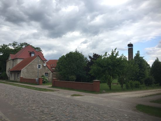Wustrow, schönster ort der Mark Brandenburg??? Immerhin ein Storchennest mit zwei Jungen