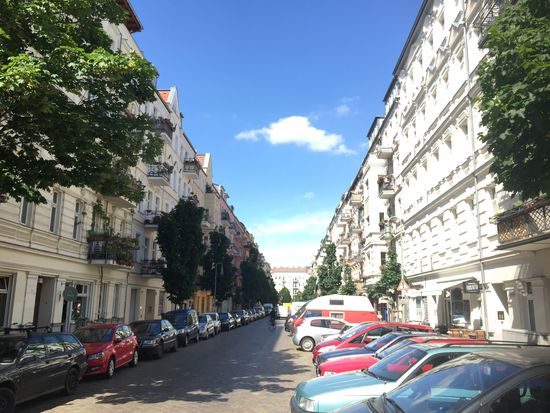 Diesmal die schönen Häuser in der Sonne mit Laub an den 
Bäumen