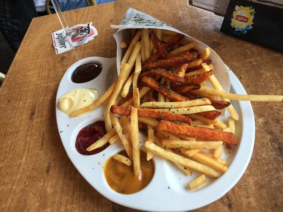 Lecker Fritten mit mehreren Sossen