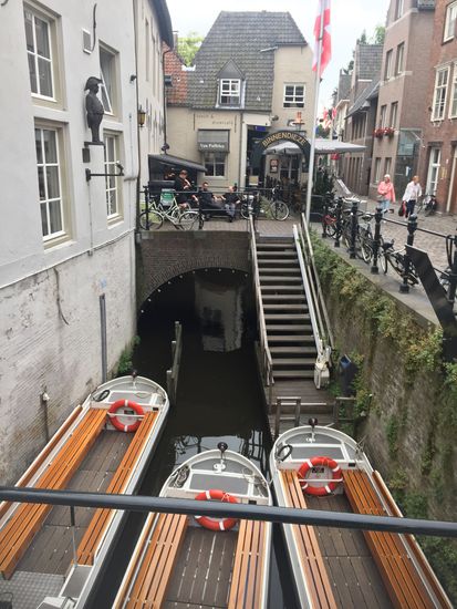 Mit den kleinen Booten kann man die unterirdische Diez abfahren