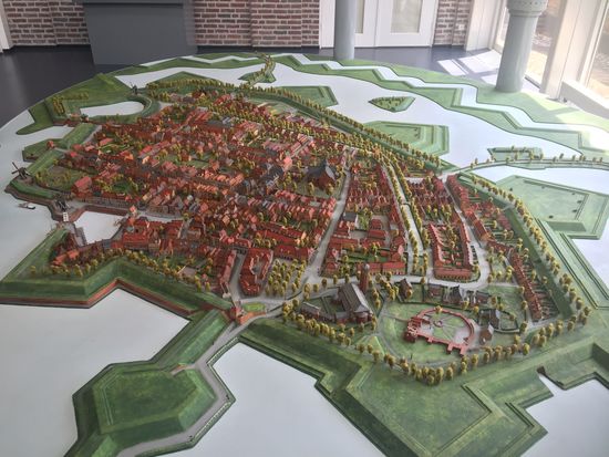 Modell der Stadt, links der Stadthafen