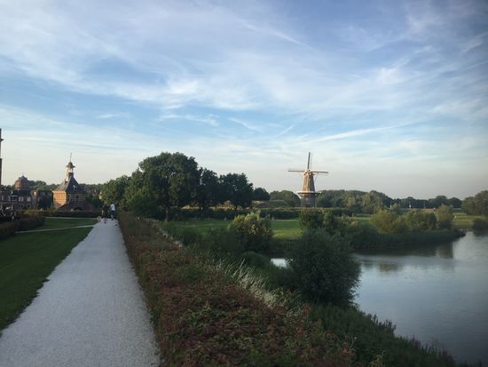 Weg auf den Wehranlagen aussenrum