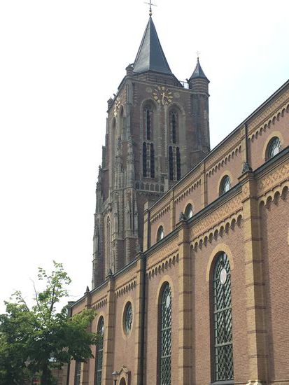 Schiefer Turm der Kirche - offensichtlich schon während dem Bau, denn oben ist es wieder gerade