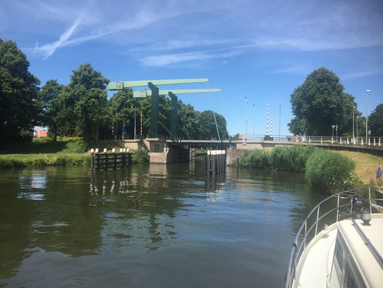 Manchmal geht es schnell mit Brücke aufmachen, manchmal nicht
