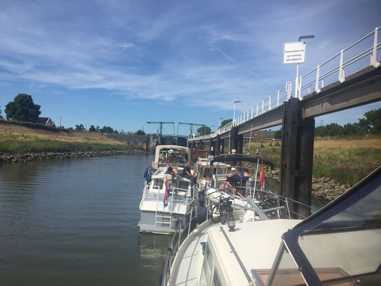 Fast zwei Stunden warten an der Schleuse - heisssss