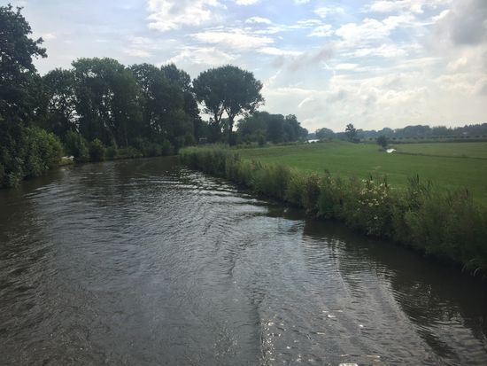 Der Kanal schlängelt sich durch die Wiesen