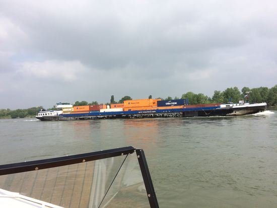 Grosse Containerschiffe kommen auch entgegen