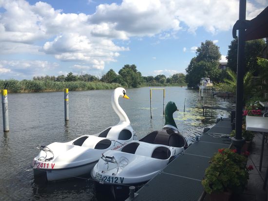 Im Cafe mit Bootsvermietung und Gastliegplätzen