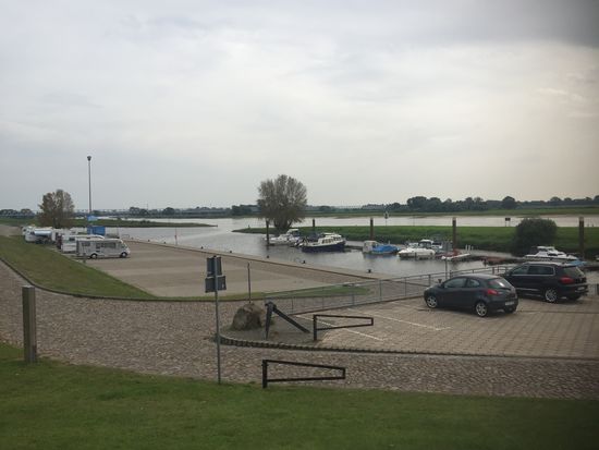 Genau vor dem Baum liegen wir im Hafen von Wittenberge. Wir haben heute einen Pegel von 1,75 m, der höchste Wasserstand war 2002 7,85m! Deswegen sind auch die Rohre für die Schwimmstege so hoch!