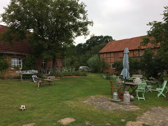Kaffee und Kuchen wird am Elberadweg angeboten