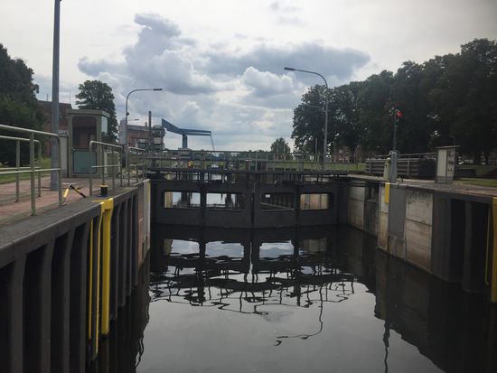 Durch die Schleuse mit 2,5m Hub