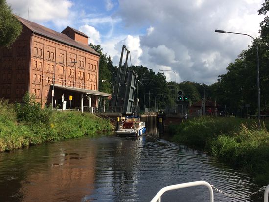 Schleuse Findenwirunshier (heisst wirklich so) mit Hubbrücke