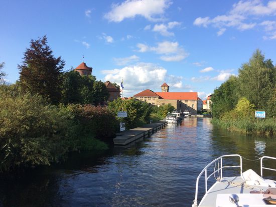Hafen Neustadt-Glewe unter der Burg (links) in Sicht