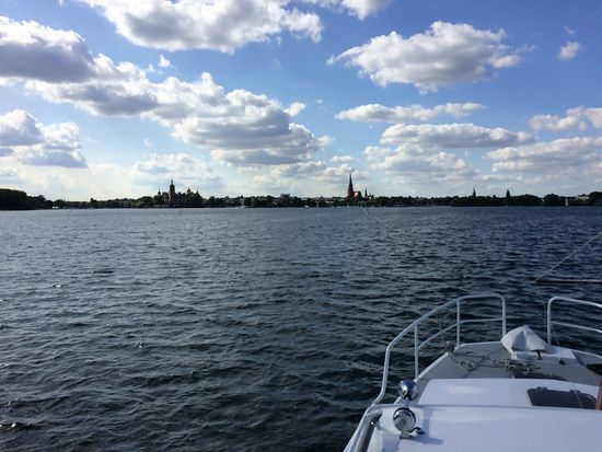 Schwerin auf dem gleichnamigen See in Sicht